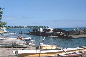 Dili: Einige Schiffswracks liegen noch im Hafenbecken