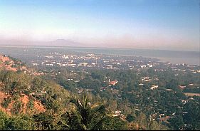 Blick morgens auf Dili; die Insel im Hintergrund ist das zu Indonesien gehörende Alor