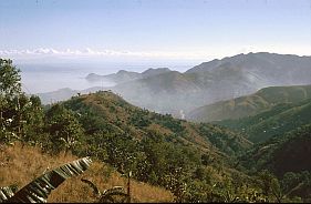 Berglandschaft und Blick auf Dili im Morgendunst