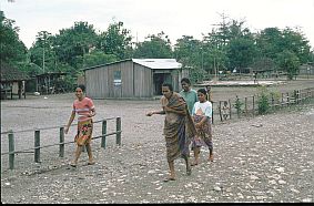 Frauen auf der Straße nach Suai