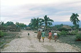 Vier Frauen auf dem Weg nach Suai