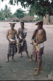 Bewaffnete traditionelle Krieger in Suai