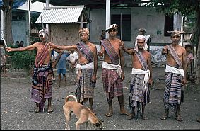 Bewaffnete traditionelle Krieger in Suai