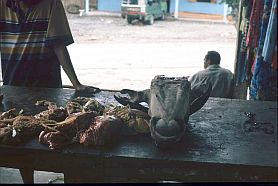 Suai: Büffelfüße und -kopf werden auf dem Markt angeboten