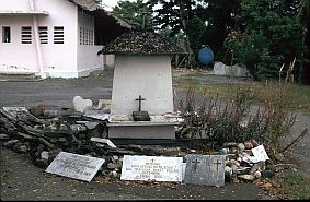 Gedenksteine fr die Ermordeten des Massakers 1999 in Suai