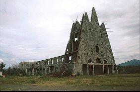 Nicht fertiggestellter Kirchbau in Suai