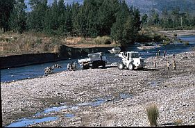 Mit Hilfe der UN werden Steine aus dem Fluss für den Straßenbau verladen