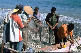 Fischer mit Netz in Batugade