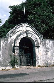 Tor des alten portugiesischen Forts in Maubara
