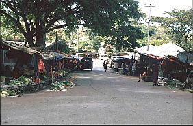 Markt entlang der Straße in Baucau