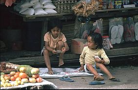 Kartenspielende Kinder in Baucau