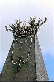 Traditionelle Verzierungen am Dach der Kirche in Los Palos