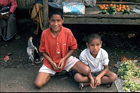 Zwei Jungen auf dem Markt in Kural