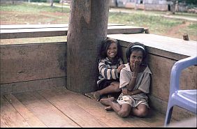 Neues traditionelles Haus in Comoco: Zwei Mädchen auf der Veranda