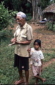 Alter Mann mit Enkelin in Titi Lari