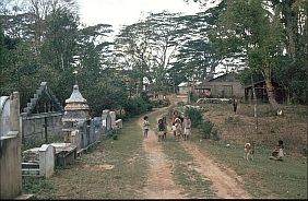 Apido: Dorfeingang mit Friedhof