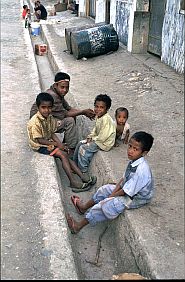 Ermera: Kinder im Straßengraben