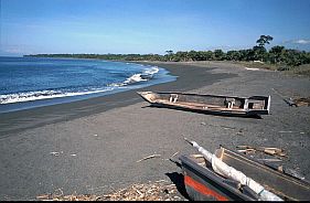 Strand mit Booten bei Natarbora