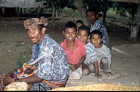 Mann mit Kindern in Tetaf