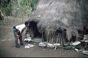 Finus schaut in den Eingang eines traditionellen Hauses in Boti