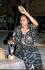 eine Frau spinnt Baumwolle (Boti)