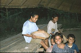 Frau beim Reissortieren und Kinder (Maslete)