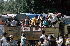 Lastwagen als Transportmittel auf dem Markt am Tono-Fluss