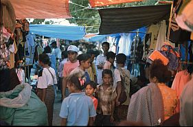 Kleider-Abteilung auf dem Markt in Tono