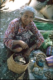 ltere Frau auf dem Markt (Tono)
