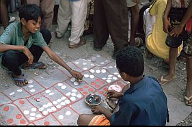 Spieler auf dem Markt am Tono-Fluss
