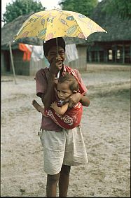 Junge mit Schirm und Geschwisterchen in Kletek