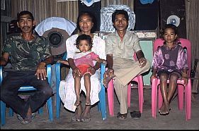 der Brgermeister (Kepala Desa) von Kletek mit seiner Familie