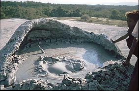 Schlamm blubbert im Krater eines Minivulkans