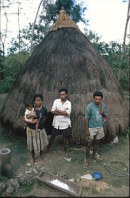 Atoni-Familie vor ihrem Haus