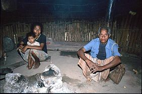 Atoni-Familie an der Feuerstelle in ihrem Haus