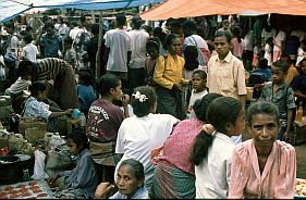 auf dem Markt in Maubesi