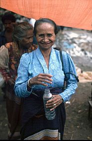 lchelnde Frau mit Wasserflasche (Maubesi)