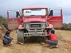 Unser Jeep ist mal wieder kaputt. Fast htten wir ein Vorderrad verloren.