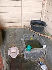 Anggi Giji: Unsere Unterkunft beim Militr - Badezimmer und Toilette