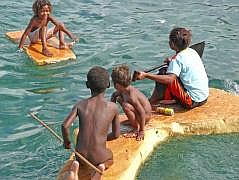 Biak: Kinder mit ihrem Schaumstoff-Boot