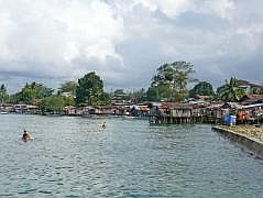 Biak: Am Wasser stehen noch Stelzenhuser