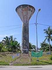 Biak: Am 6. Juli 1998  hing an diesem Wasserturm die Morgenstern-Flagge. Das Hissen der Flagge und die Demonstrationen waren Anlass fr das Biak-Massaker (s. Links)