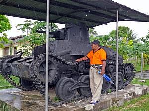 Leo posiert vor einem japanischen Panzer vor dem Museum.