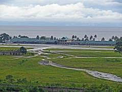 Der Flughafen Frans Kaisiepo mit tglichen Verbindungen nach Ujung Pandang, Surabaya/Jakarta und Jayapura. Vor einigen Jahren gab es wohl Flugverbindungen in die USA, nach Hongkong und Kuala Lumpur/Malaysia; 2008 konnte ich aber keine internationalen Flge finden.