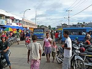 Straße beim Pasar Impres, dem Hauptmarkt. Hier fahren auch die Bemos (Minibusse) ab.