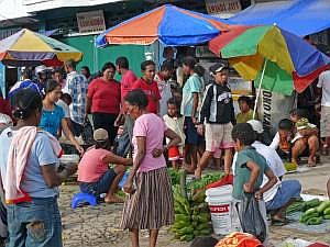 Verkaufsstnde an der Strae vor Pasar Impres