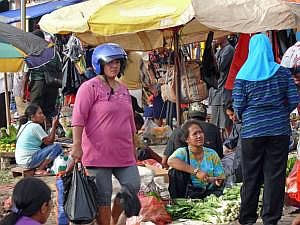 Verkaufsstände an der Straße vor Pasar Impres