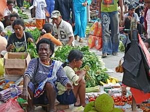 Verkaufsstnde an der Strae vor Pasar Impres