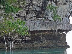 Bucht von Padwa:  Alte Begrbnissttte; man kann Knochen und Schdel erkennen