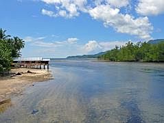 Supiori/Sauyas: Dieser schmale Wasserstreifen trennt die Insel Supiori von Biak